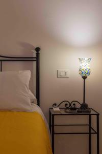 a bedroom with a bed and a lamp on a table at EvasRooms Open space in Vernazza