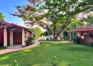 a yard with a house and a tree at Villa Noelia in El Jurón