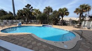 a small swimming pool with a ramp around it at Holiday Inn Express & Suites Destin - Miramar Beach by IHG in Destin