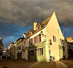 a group of buildings on a street with a sky at Appart 'Hôtel Le Mondes in Le Pouliguen