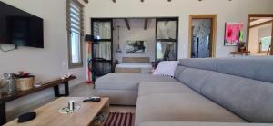 ein Wohnzimmer mit Sofa und Tisch in der Unterkunft Imagio 22 in Sálakos