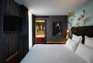 Postel nebo postele na pokoji v ubytování Snob Hotel