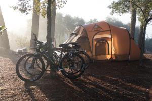 a couple of bikes parked next to a tent at B&B Helga's Agricampeggio in Seùlo