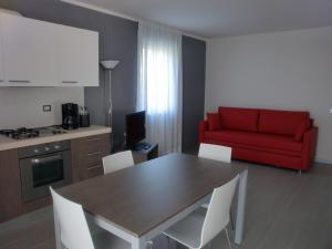 A kitchen or kitchenette at Residence Rivachiara (check-in at Hotel Riviera in Viale Rovereto, 95)