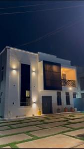 a white house at night with a dark sky at Happy Home in Trofwi