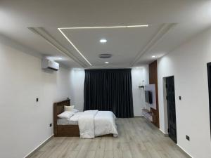 a bedroom with a bed with white sheets on it at Happy Home in Trofwi