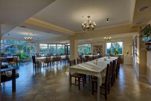 فندق غرين يارد في كاراكول: غرفة طعام مع طاولات وكراسي ونوافذ