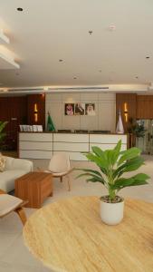 a living room with a table and a plant at فندق روزز إس in Riyadh