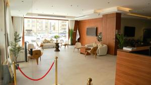 a living room with a lot of chairs and tables at فندق روزز إس in Riyadh