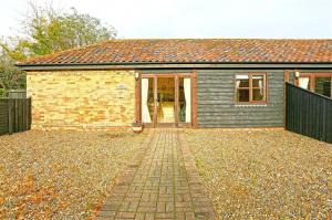 a small house with a brick driveway in front of it at 1 Bed in Beccles oc-hfs in Wangford