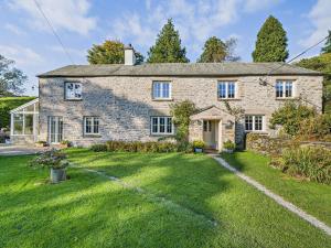 an exterior view of a stone house with a yard at 4 Bed in Sedbergh oc-sz595 in Milnthorpe