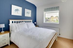 a bedroom with a white bed and a window at 3 Bed in Woodbridge oc-30mor in Woodbridge
