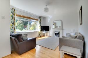 a living room with a couch and a tv at 3 Bed in Woodbridge oc-30mor in Woodbridge