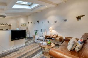 a living room with a couch and a tv at 1 Bed in St. Ives oc-drift4 in St Ives +8 photos
