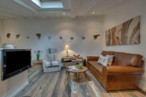 a living room with a couch and a flat screen tv at 1 Bed in St. Ives oc-drift4 in St Ives