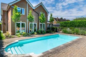 a swimming pool in front of a house at 5 Bed in Walberswick oc-troy in Walberswick +20 photos