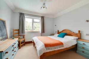 a bedroom with a bed and a desk and a window at 5 Bed in Walberswick oc-troy in Walberswick