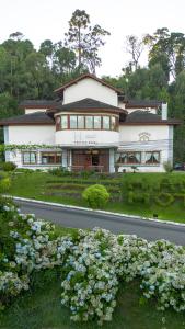 a large white house on the side of a road at HANNA Pórtico Hotel - Gramado in Gramado +31 photos