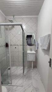 a bathroom with a shower and a sink at Flat em excelente localização de Chapecó in Chapecó