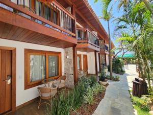 a house with a balcony and a patio at Blu Smart Stay in Búzios