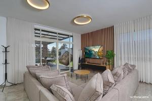 a living room with a couch and a table at וילת היוצר in Ya‘ara
