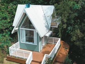 an aerial view of a green house with a white roof at Chalé Villa Mount in Timbe do Sul