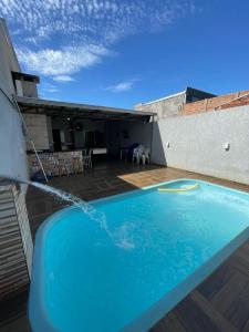 Foto de casa com piscina e sinuca