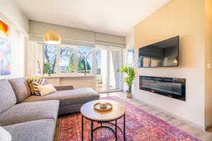 a living room with a couch and a tv at Casa Sophie in Luino