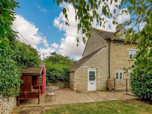 an image of a cottage with a table in the yard at 2 Bed in Lechlade oc-40194 in Langford