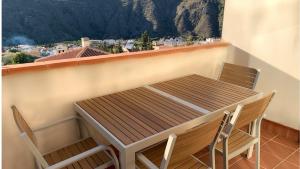 a table and chairs on a balcony with a view at Apartment Altos del Castillo in Vélez de Benaudalla