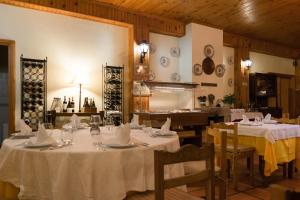 Restaurace v ubytování Quinta Do Crestelo Aparthotel