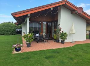 a house with a patio with a table and chairs at Watt'n Traum in Butjadingen