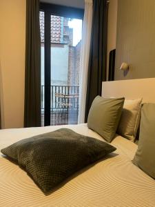 ein Schlafzimmer mit einem Bett und Blick auf einen Balkon in der Unterkunft Kaffee Changé in Gent