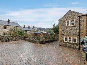 a brick driveway in front of a stone building at 3 Bed in Bakewell oc-90384 in Bakewell