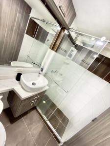 a bathroom with a glass shower and a sink at Apartamento Premier in Ibagué