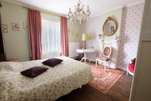 a bedroom with a bed and a table and a mirror at Hof ter Wallen in Zoutleeuw