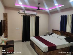 a bedroom with a large bed with aokedokedokedokedoked at Hotel Biswal Inn in Cuttack