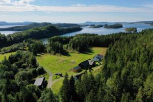 an aerial view of a farm and a river at Hundevennlig feriehus ved sjøen på Geisnes in Sørmoen