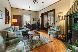 a living room with a couch and a table at The Mulburn Inn in Bethlehem +49 photos