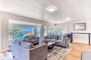 ein Wohnzimmer mit zwei Sofas und einem Kamin in der Unterkunft Oceanside Skies in Oceanside + 62 Fotos