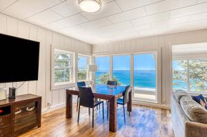 ein Esszimmer mit einem Tisch und Meerblick in der Unterkunft Oceanside Skies in Oceanside