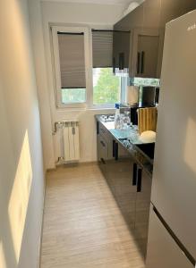 a kitchen with a hallway leading to a kitchen with a counter at Apartament Karim in Drobeta-Turnu Severin