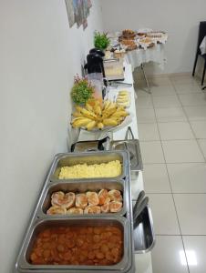 a buffet with some food on a counter at Ribeiro Flat in Araxá