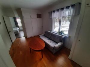 a living room with a couch and a table at Nära lasarettet i Lindesberg in Lindesberg