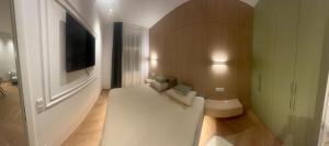 a small room with a bed and a flat screen tv at Bergblick in Katzbach
