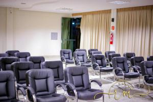 a room with rows of chairs in a waiting room at Lacqua diRoma RM Hospedagem in Caldas Novas +43 photos