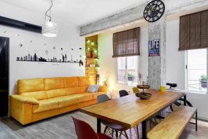 a living room with a couch and a wooden table at Alojamiento Simón 2 in Murcia