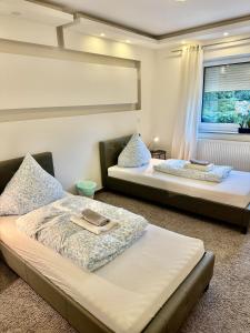 two beds in a bedroom with a window at Im Point von Kiel City in Kiel