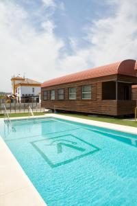 una gran piscina frente a un edificio en Hostal- Restaurante Estación Vía Verde, en Olvera
