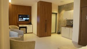 a living room with a couch and a kitchen at فندق روزز إس in Riyadh